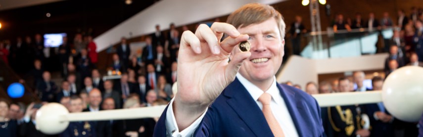 Koning Willem-Alexander slaat gouden luchtvaart munt 