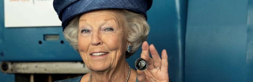 Prinses Beatrix verricht ceremoniële Eerste Slag ter ere van 70 jaar KWF Kankerbestrijding