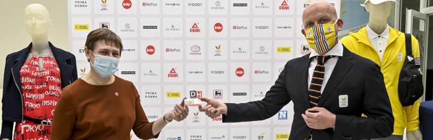 Muntmeester Ingrid Van Herzele overhandigt eerste Team Belgium munt aan Olav Spahl