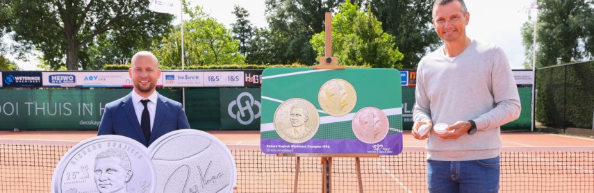 Richard Krajicek ontvangt eerste uitgifte ter ere van Wimbledon jubileum