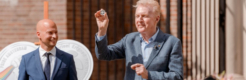André van Duin slaat eerste munt ter ere van 25 jaar Pride Amsterdam
