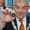 Burgemeester van Utrecht verricht ceremoniële Eerste Slag Verjaardagstientje